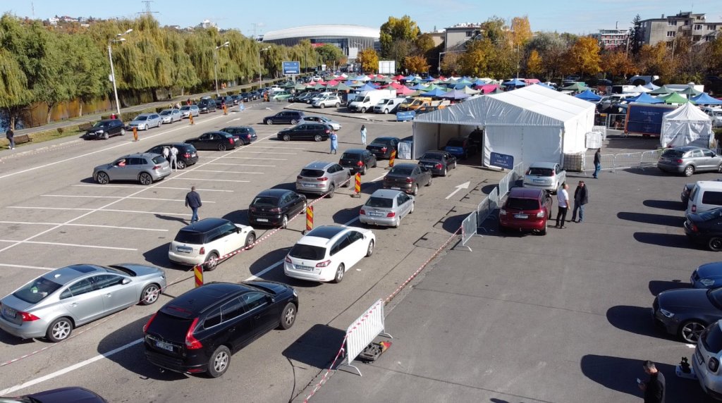 STOP vaccinare la drive-thru! Pleacă și mașinile, iar platoul Sălii Sporturilor devine centru cultural
