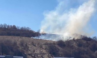 Un clujean a aprins un deal din Florești, după care a încercat să stingă focul cu bluza