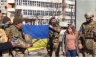 Un soldat ucrainean s-a căsătorit cu iubita lui în plină stradă. După eveniment, a plecat la război