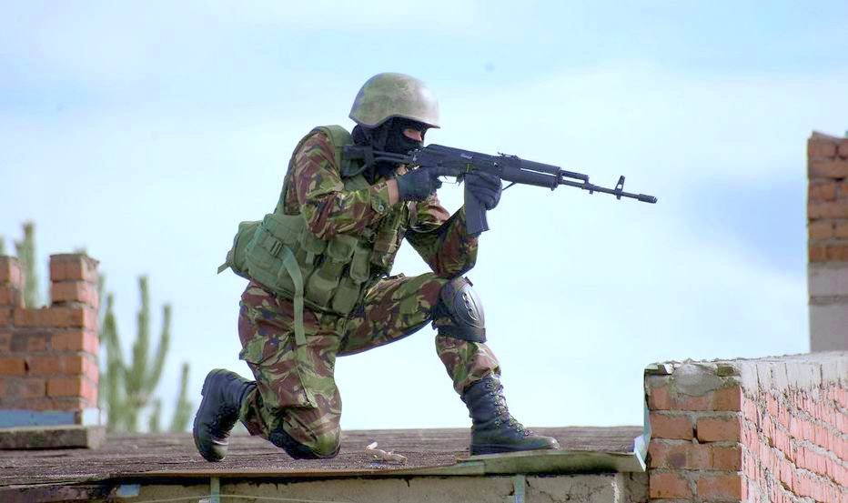Soldat amenintat cu un cutit de un hoț și deposedat de armă și muniție