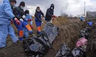 Imagini de groază! Uncrainenii morți în bombardamente sunt îngropați de vecini în curțile blocurilor