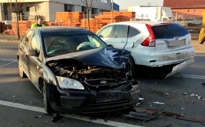 ACCIDENT în Cluj cu 3 mașini implicate. A intervenit descarcerarea pentru extragerea unei victime