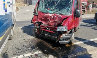 Accident între o dubă și un microbuz la ieșirea din Baciu