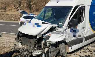 Accident între o dubă și un microbuz la ieșirea din Baciu