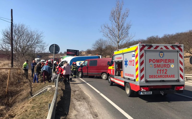 Accident GRAV la ieșirea din Baciu. Impact între o dubă și un microbuz