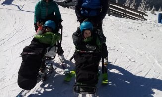 Bucurie pentru cei mici! Copiii cu nevoi speciale au putut schia pe pârtia Buscat