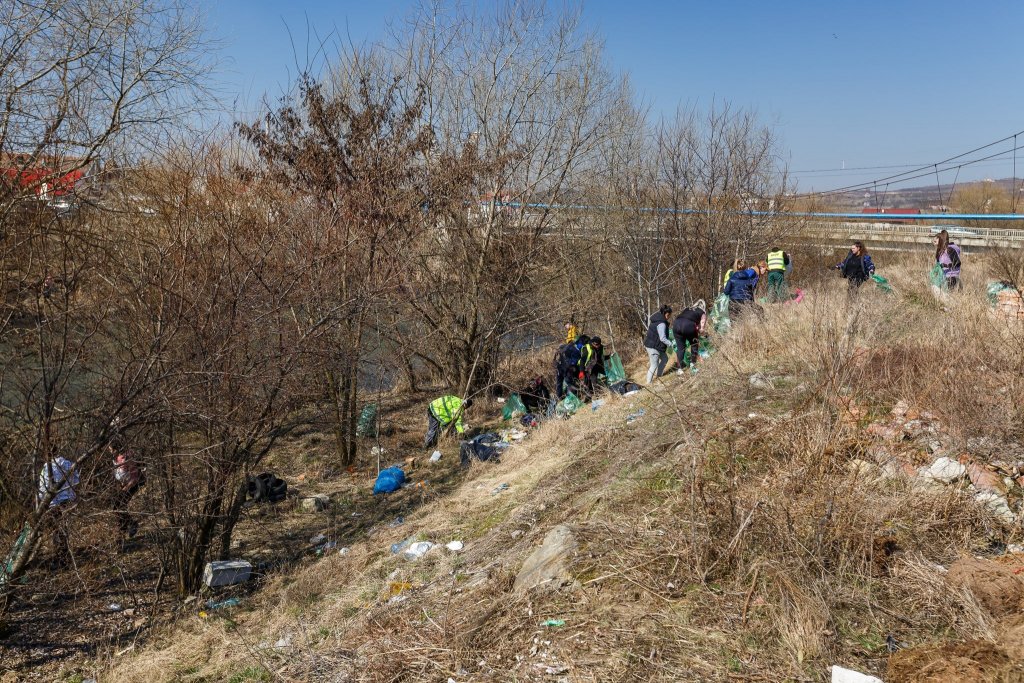Ziua Mondială a Apei, marcată la Cluj-Napoca printr-o acțiune de ecologizare a râului Someș