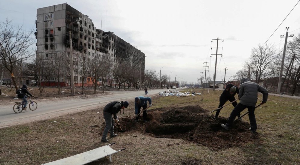 Mariupol, orașul  cimitir: Morții sunt îngropați în parcuri, pe marginea drumului sau în gropi comune