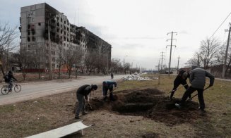 Mariupol, orașul  cimitir: Morții sunt îngropați în parcuri, pe marginea drumului sau în gropi comune