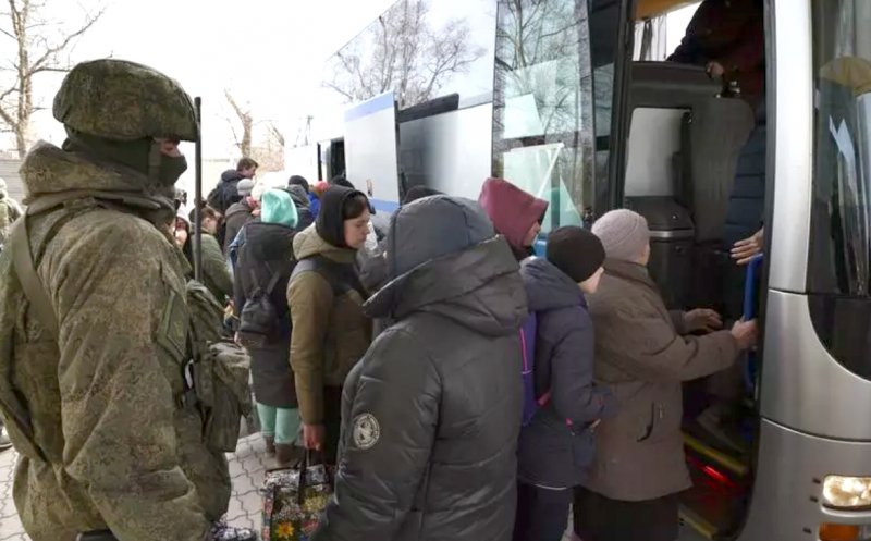Ucraina: Peste 400.000 de civili au fost deportați în Rusia. Oficialii ruşi spun că ucrainenii au mers de bunăvoie