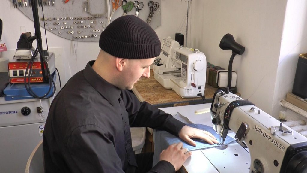 Designer din Cluj, atelier care transformă hainele vechi pentru că o pereche nouă de blugi înseamnă 10.000 de litri de apă consumaţi