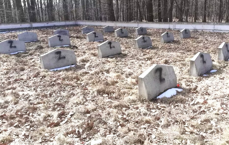 Mormintele soldaţilor ruşi dintr-un cimitir din România, marcate cu litera Z. Dosar penal pentru profanare