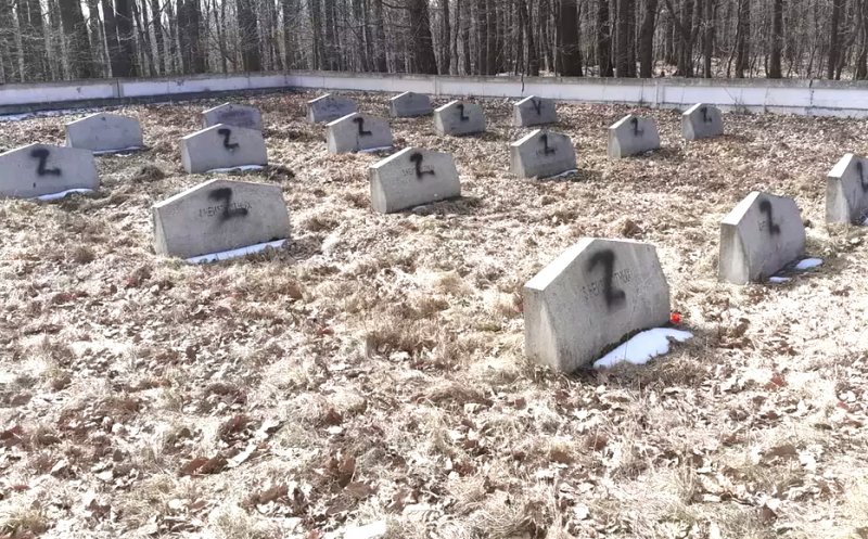 Mormintele soldaţilor ruşi dintr-un cimitir din România, marcate cu litera Z. Dosar penal pentru profanare