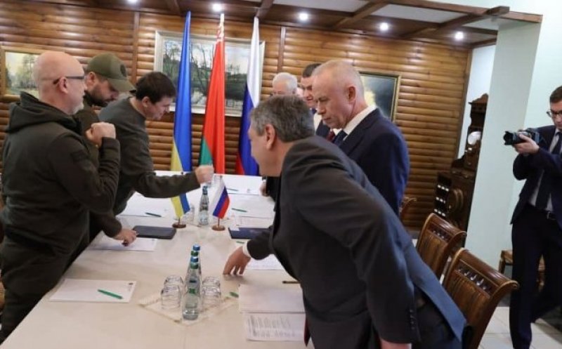 Negocierile pentru pace dau primele rezultate: Rusia anunță că reduce acțiunile militare spre Kiev și Cernihiv