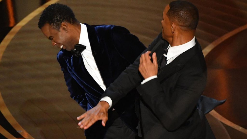 Will Smith a refuzat să părăsească sala, deşi i s-a cerut. Jim Carrey, dezgustat că publicul de la OSCAR l-a aplaudat în picioare pe agresor