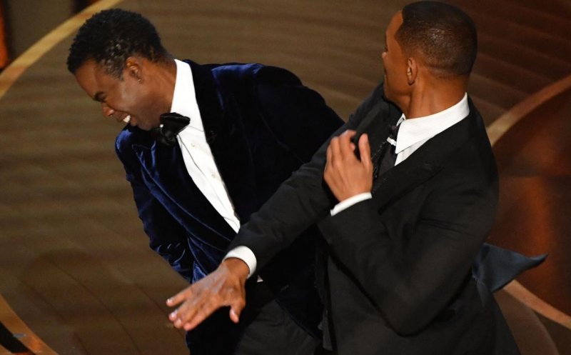 Will Smith a refuzat să părăsească sala, deşi i s-a cerut. Jim Carrey, dezgustat că publicul de la OSCAR l-a aplaudat în picioare pe agresor