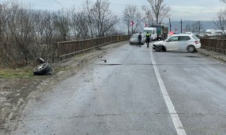 Impact violent între două mașini pe un drum din Cluj. Doi tineri, transportați la spital