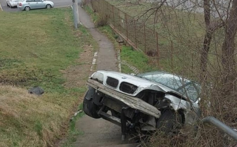 Mașină blocată pe scări în zona Podului IRA. Șoferul a fugit de la locul accidentului