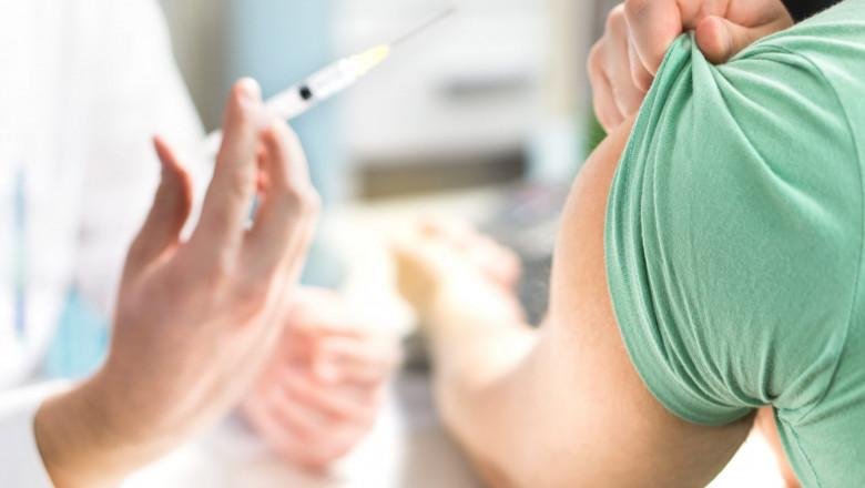 Un bărbat s-a vaccinat de 90 de ori pentru a vinde apoi certificatele de vaccinare