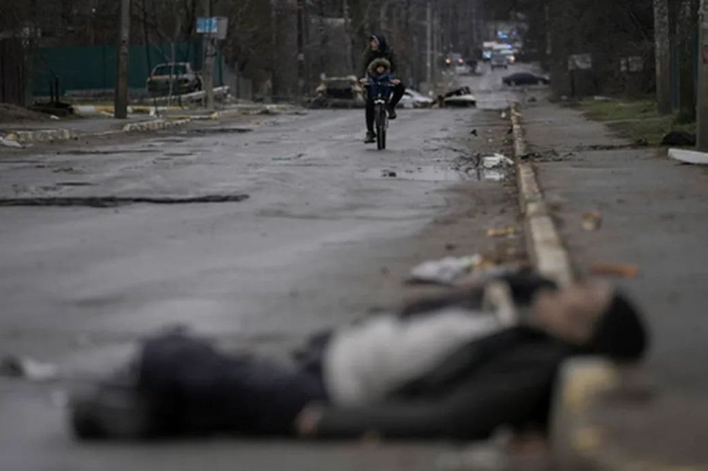 Cadavrele a 410 civili au fost găsite în regiunea Kiev după retragerea soldaţilor lui Putin. Ruşii spun că imaginile sunt fabricate