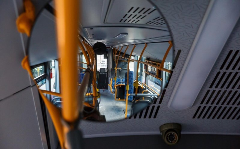 Atenție la hoţii de buzunare din autobuze! Doi bărbați, prinși după ce au furat un telefon