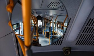 Atenție la hoţii de buzunare din autobuze! Doi bărbați, prinși după ce au furat un telefon