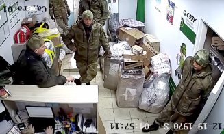 Rușii, filmați când trimit acasă, prin curierat, lucruri furate din Ucraina. 2 tone, într-o singură zi