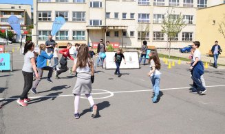 CCR: Elevii NU mai au voie să bată mingea în curțile școlilor după ore! Clujul s-a opus încă din 2009, iar Boc cerea demiterea directorilor