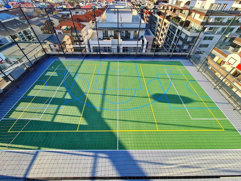 Imagini spectaculoase! Teren de sport pe acoperișul unui bloc de 7 etaje din Cluj