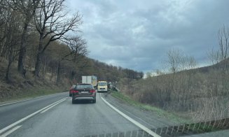 Accident pe un drum din Cluj. A ajuns cu roțile în sus într-un șanț