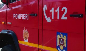 Cluj: Magazie de unelte, cuprinsă de flăcări. Pompierii au reușit să evite extinderea focului la casele din vecini