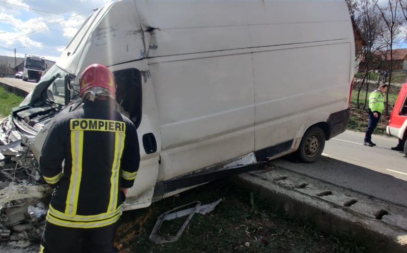 Accident MORTAL la Cluj. O dubă s-a izbit violent de gardul unei case