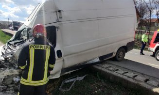 Accident MORTAL la Cluj. O dubă s-a izbit violent de gardul unei case