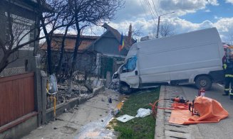 Accident MORTAL la Cluj. O dubă s-a izbit violent de gardul unei case
