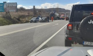 Accident cu două mașini pe Cluj - Turda. Traficul, dat peste cap