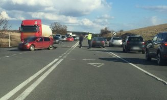 Accident cu două mașini pe Cluj - Turda. Traficul, dat peste cap
