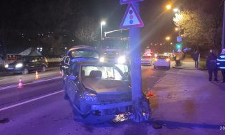 ACCIDENT în Cluj-Napoca: A fost implicat și un taximetru. Doi tineri au ajuns la UPU
