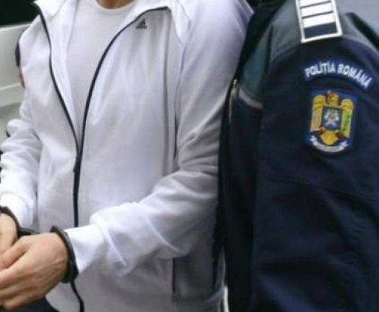 Hoț de doar 16 ani, reținut de polițiști. Ce a furat dintr-un garaj