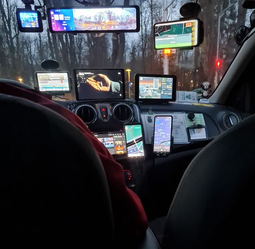 Clujul SMART! Taxi dotat cu 10 ecrane de bord: "În toată viața mea de călător cu taxiul nu am văzut așa ceva"