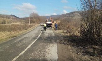 Se face curățenie pe marginea drumurilor județene din Cluj