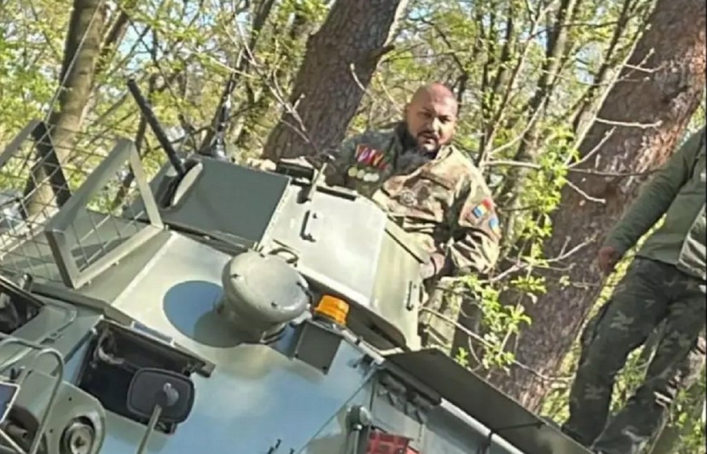 Imagini ciudate la Râmnicu Vâlcea: Un „tanc” a făcut ravagii pe bulevard. Accidentul, produs în timpul filmărilor unui videoclip cu Dani Mocanu