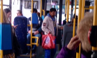 Liniile CTP, raiul cerșetorilor! S-a instalat cu scaun cu tot în autobuz și le-a altoit pe tinerele care nu scoteau bani