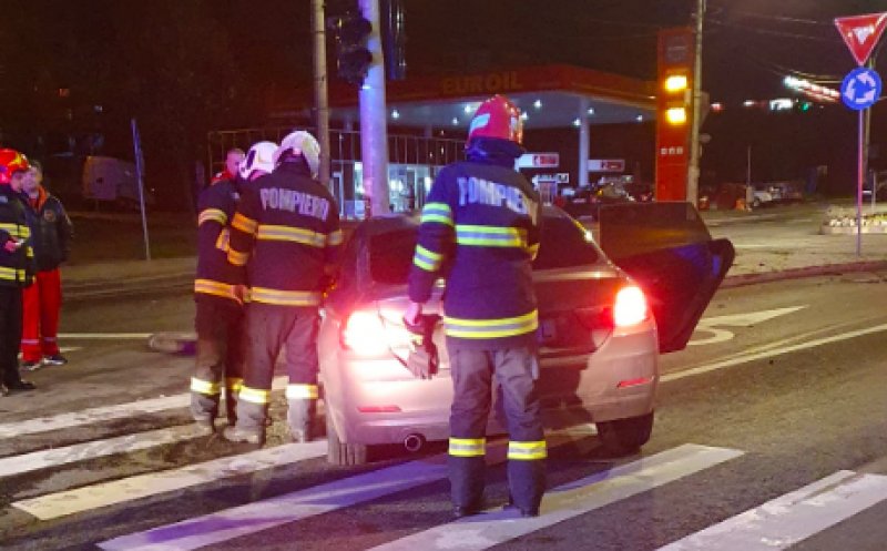 Accident pe strada Observatorului. Un tânăr de 20 de ani și-a distrus mașina după ce a lovit un stâlp