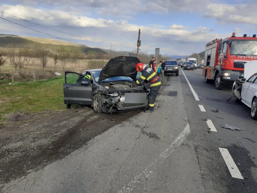 ACCIDENT în Gilău și circulație blocată: Trei persoane au ajuns la spital
