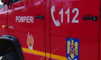 Cluj: Incendiu la o hală cu lacuri și vopsele. A luat foc acoperișul