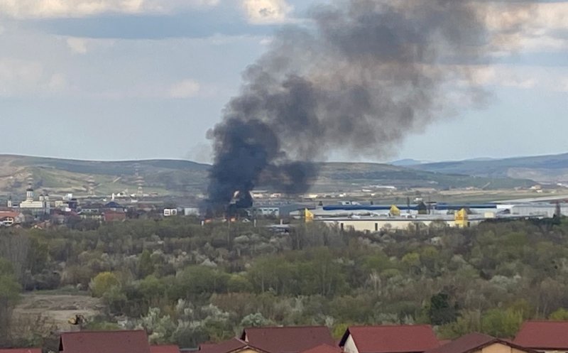 Incendiu în zona Selgros din Cluj-Napoca. Pompierii intervin cu două autospeciale