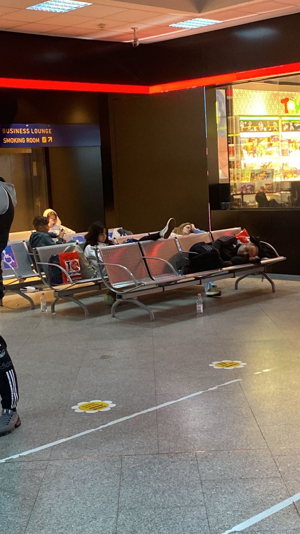 Cum s-au simțit turiștii abandonați de HiSky pe aeroport. “Telefoanele reprezentanţilor companiei sunt închise, nimeni nu ştie nimic”