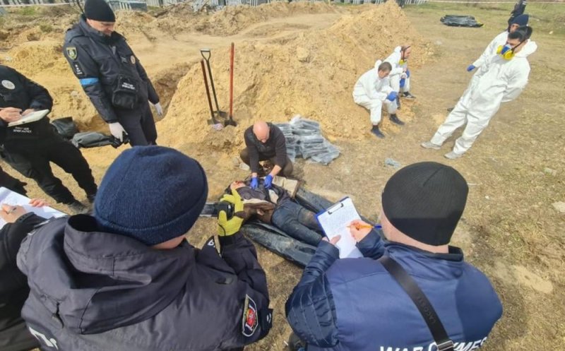 Autopsiile cadavrelor din gropile comune: Femei ucrainene violate înainte să fie ucise. Corpuri arse și desfigurate