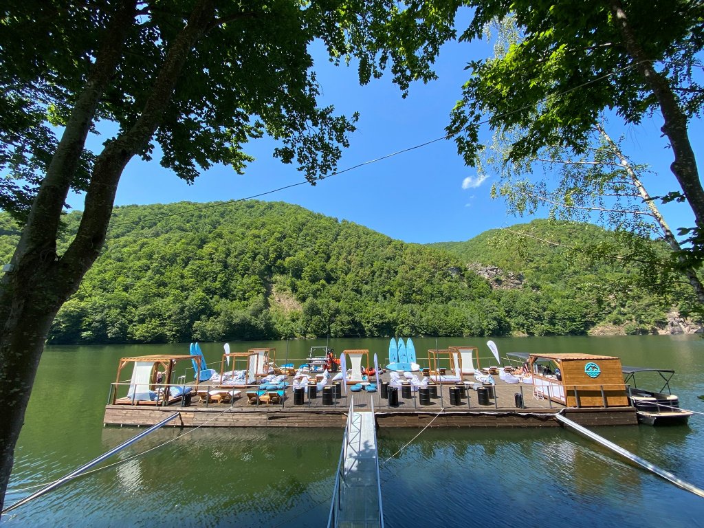 Cel mai instagramabil restaurant din Cluj: un  mic sat plutitor, cu domuri pitorești