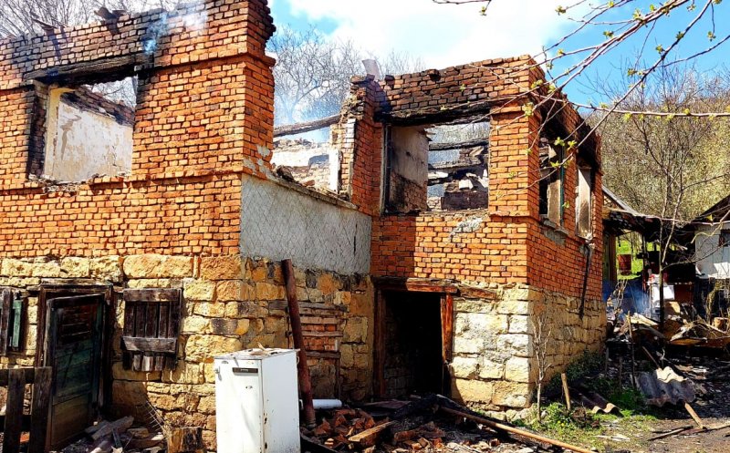 Incendiu puternic la o casă din Cluj. S-a făcut scrum/ Un bărbat a suferit arsuri